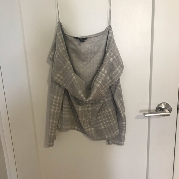 Women’s Tops - Picture 2 of 3